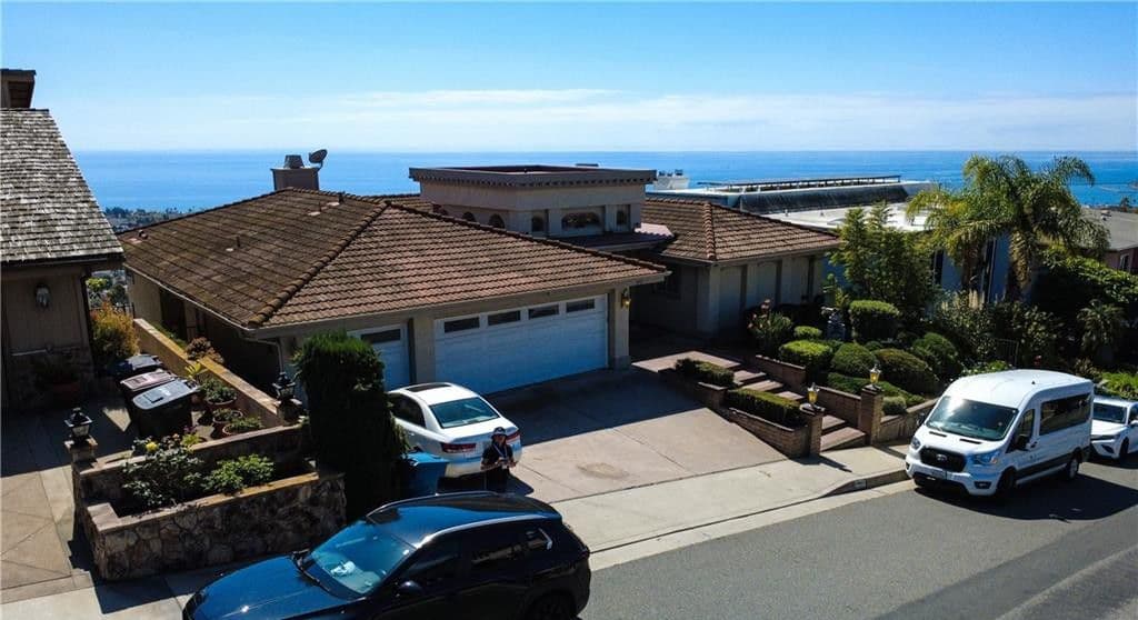 Street-side outlook toward the ocean near 3911 Calle Andalucia